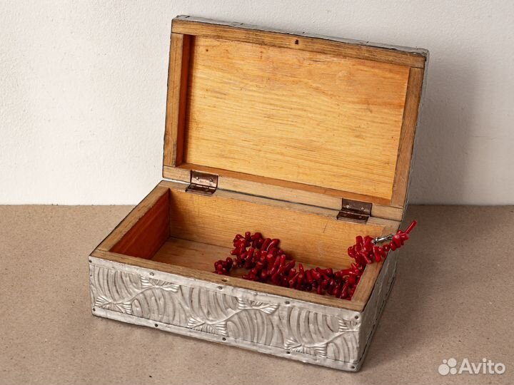 Шкатулка деревянная с чеканкой