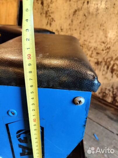 Стул подкатной на колесах