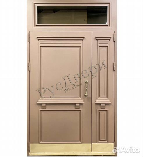 Входная дверь с фрамугой и багетами в дом