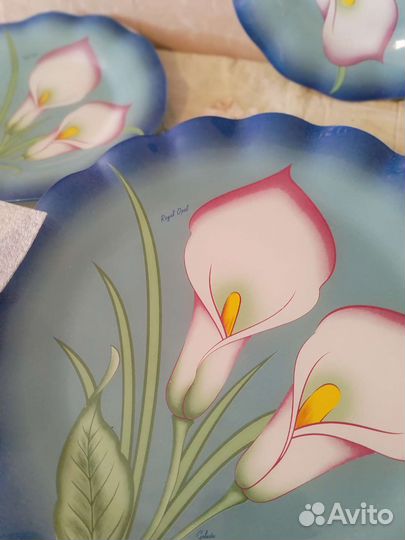 Блюдо с тарелками