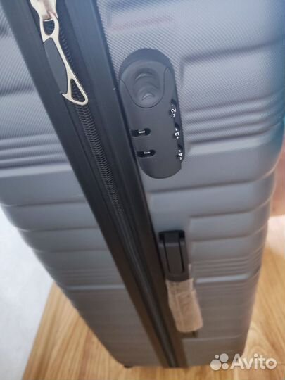 Чемодан на колесах большой l