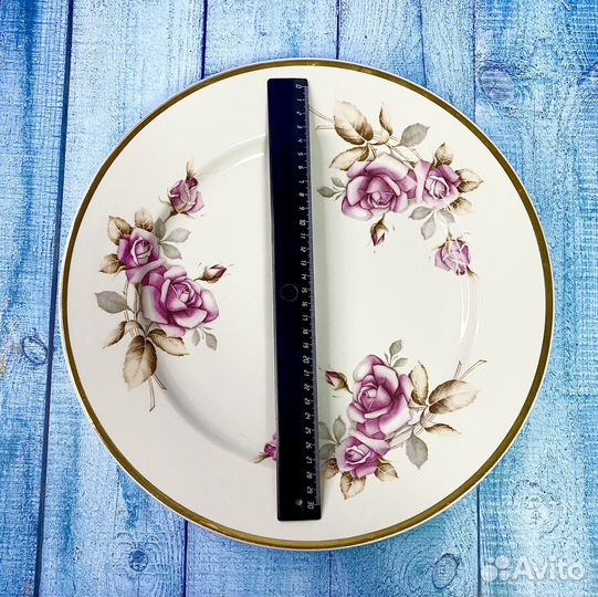 Большое блбдо с рисунками роз и золотой каймой