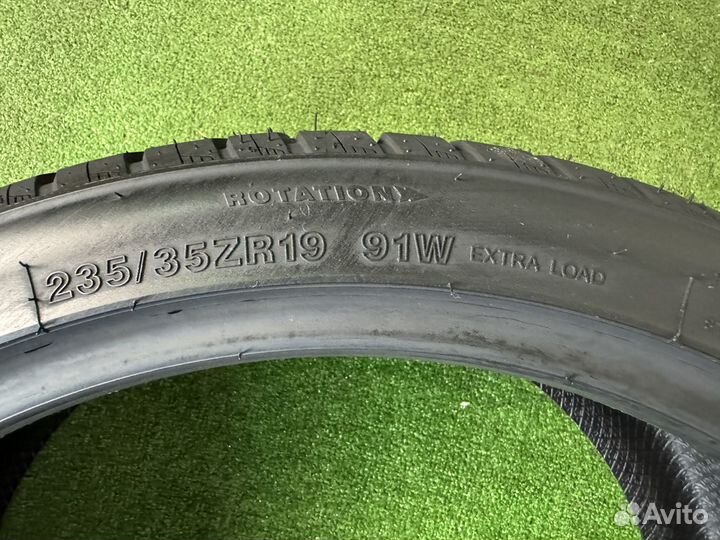 Royal Black Royal A/S 235/35 R19 91W