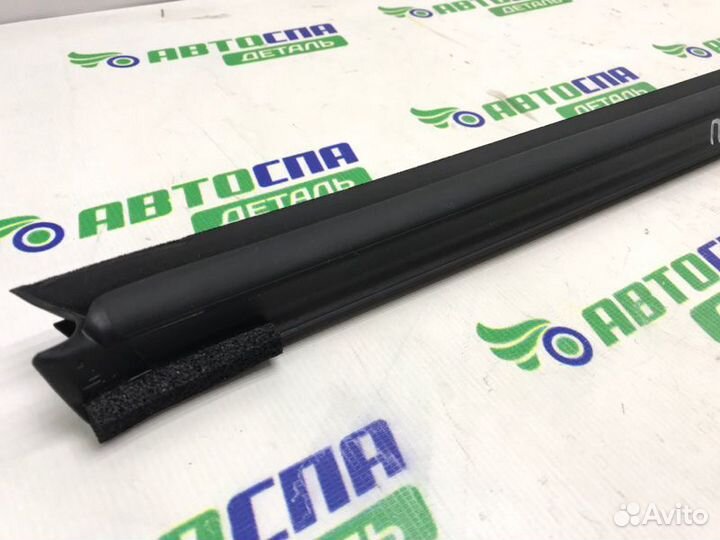 Уплотнитель стекла двери передний левый Mazda