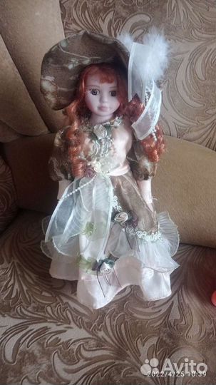 Кукла фарфоровая