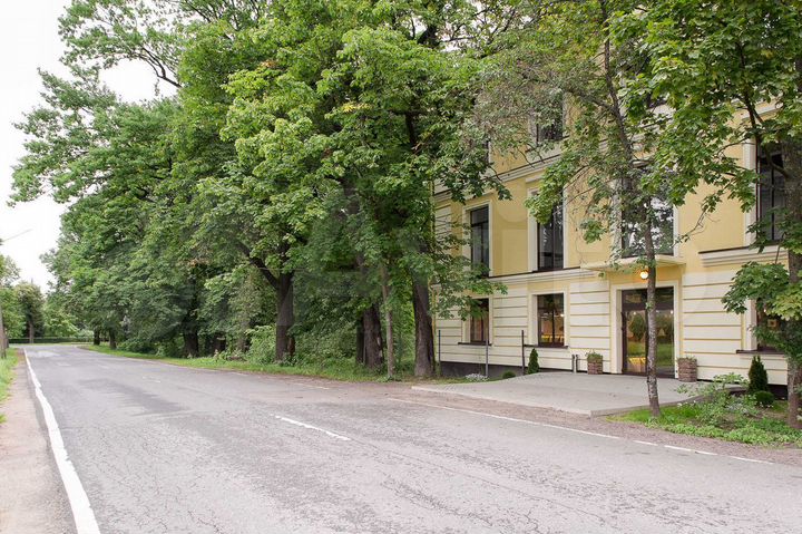 Здания в парковой зоне Петергофа