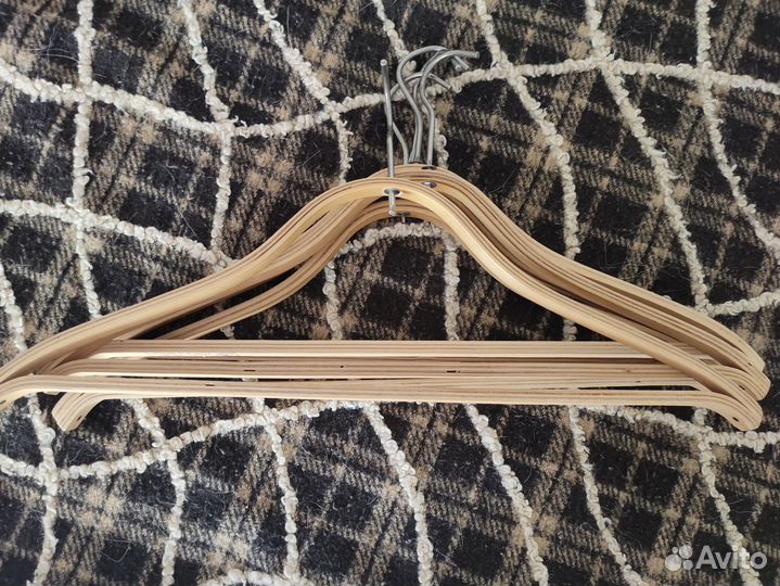 Япомогаю вешалки деревянные и детские