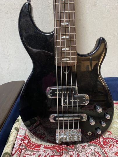 Бас гитара Yamaha 5 струн