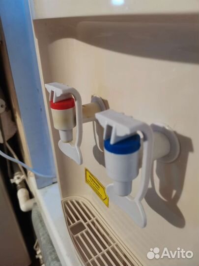 Кулер и 2 бутылки