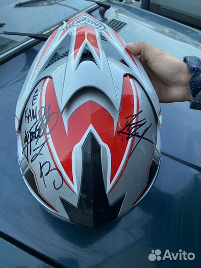 Кроссовый шлем с подписями