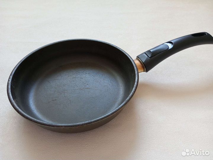Чугунная сковорода с титановым покрытием 23*5