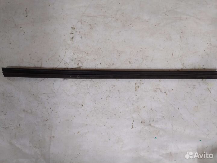 Уплотнитель передний левый Митсубиси Монтеро 3