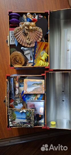 Отдам 2 коробки магнитов на холодильник