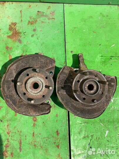 Передний поворотный кулак mitsubishi carisma