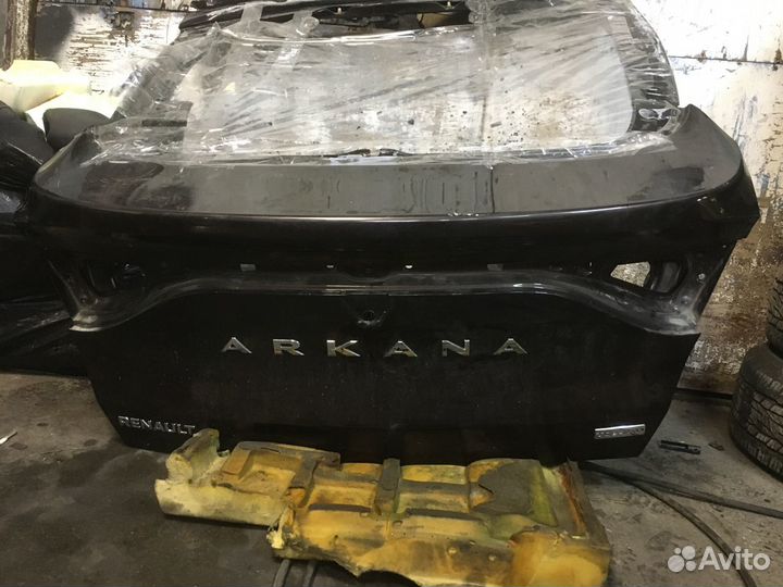 Дверь багажника Renault Arkana с дефектом
