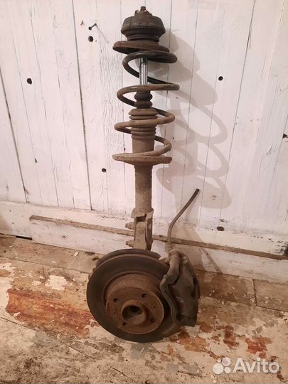 Передняя правая стойка renault logan 1 в сборе