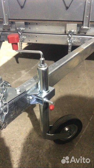 Переднее опорное колесо прицепа