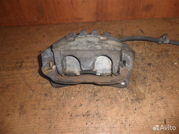 Тормозной суппорт передний правый Subaru Legacy