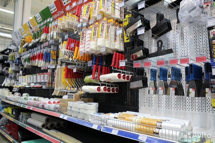 Выкладка товара в строительном магазине