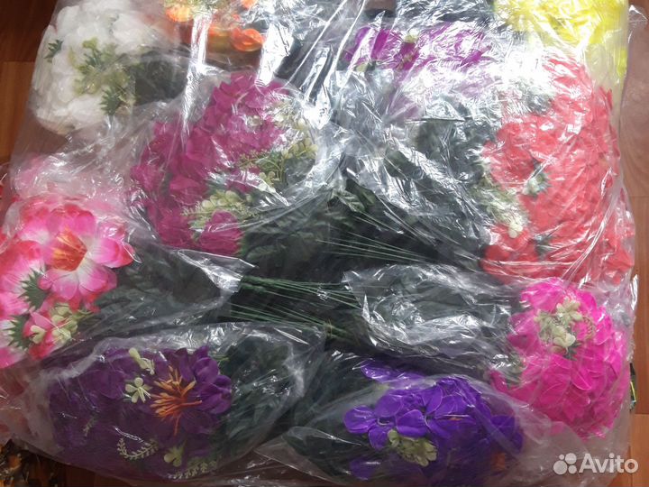 Искусственные цветы на кладбище