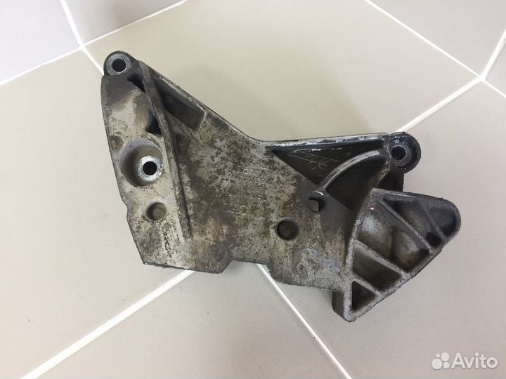 Кронштейн двигателя правый VAG 06J199207K