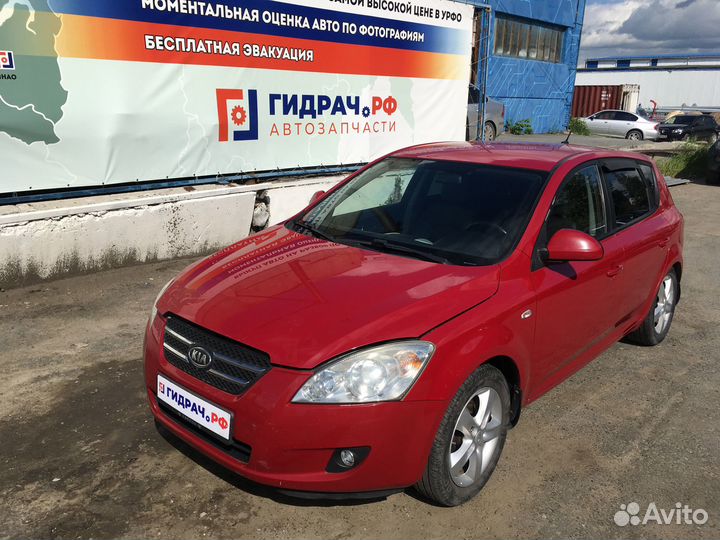 Стекло кузовное глухое левое Kia Ceed 878101H000
