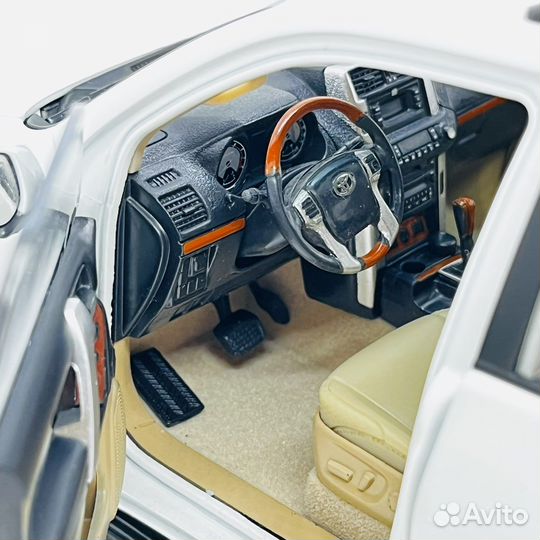 Toyota Land Cruiser Prado 1:18