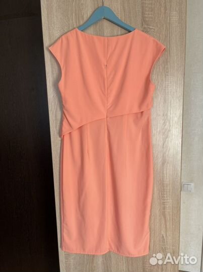 Платье силуэтное миди