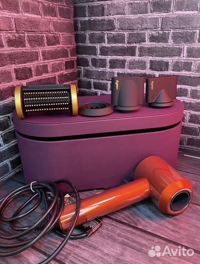 Фен Dyson Supersonic HD07 с расчёсками