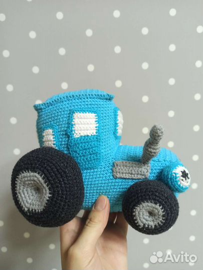 Синий трактор вязаный