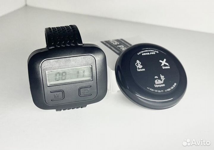 Часы и кнопки вызова официанта в ассортименте