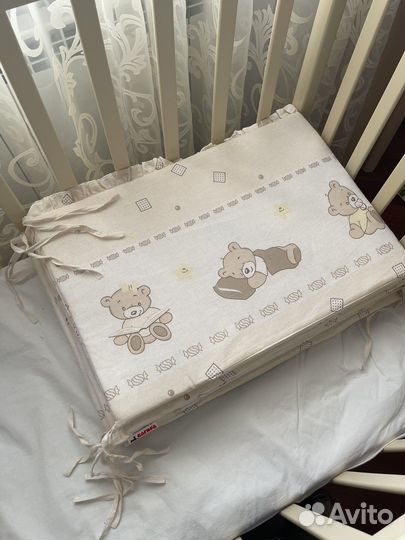 Детская кроватка с маятником