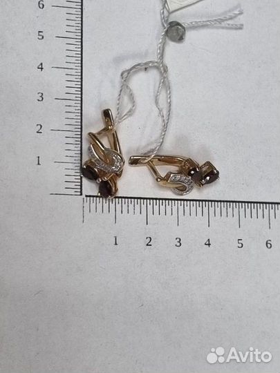 Золотые серьги с камнем