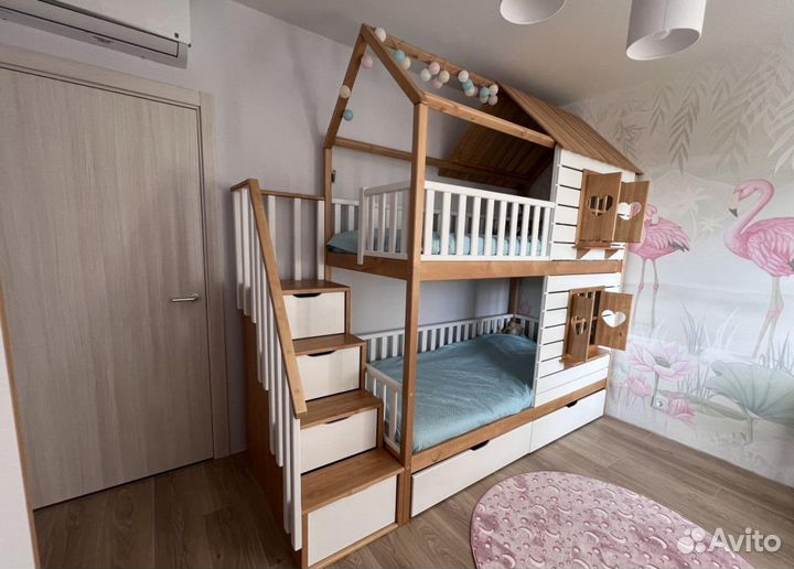 Двухъярусная кровать с комодом