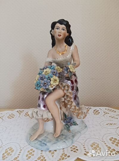 Фарфоровая статуэтка. Цыганка