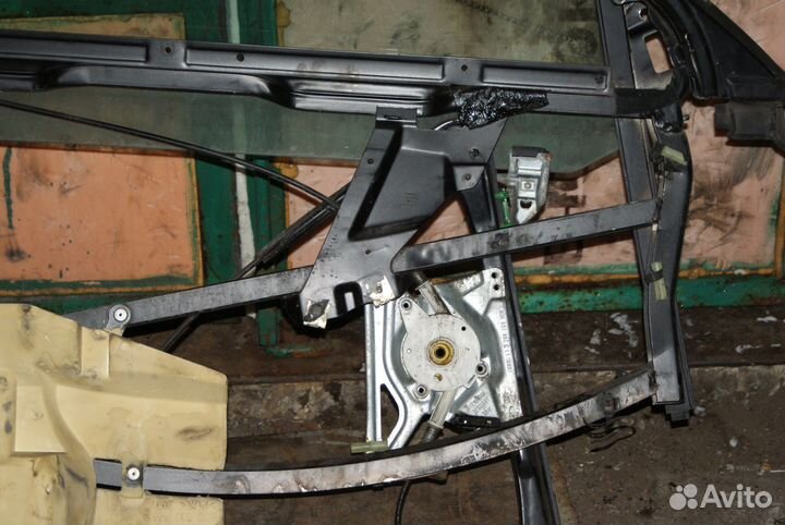 Передний левый стеклоподъемник Audi A4 B5 8D
