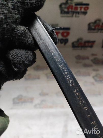 Молдинг лобового стекла нижний Volvo S60 2010-2013