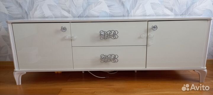 Тумба под телевизор с полкой