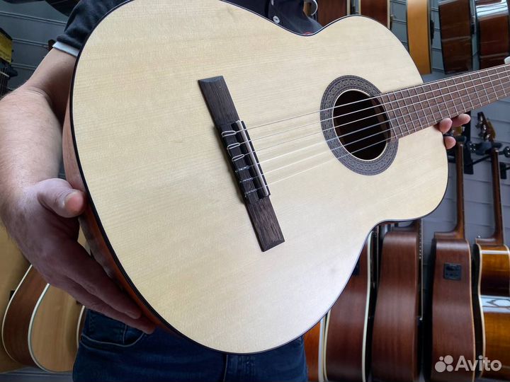 Классическая гитара Cort