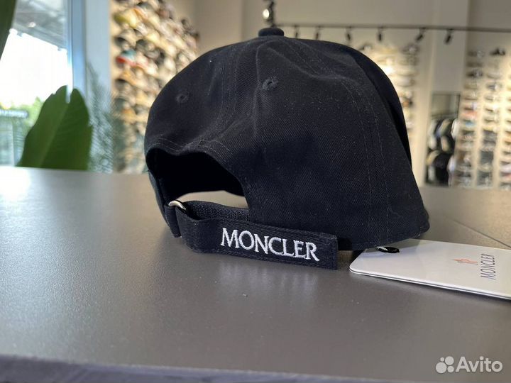 Бейсболка Moncler в ТЦ Мега Молл