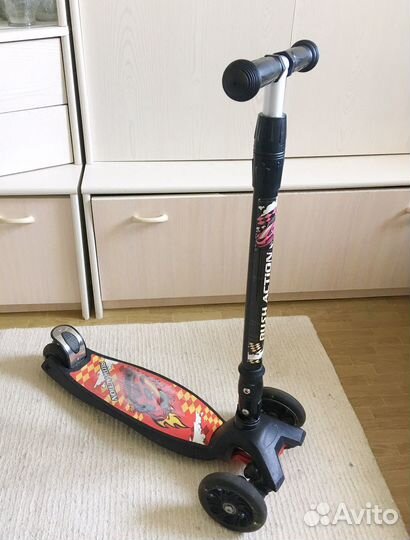 Самокат трехколесный