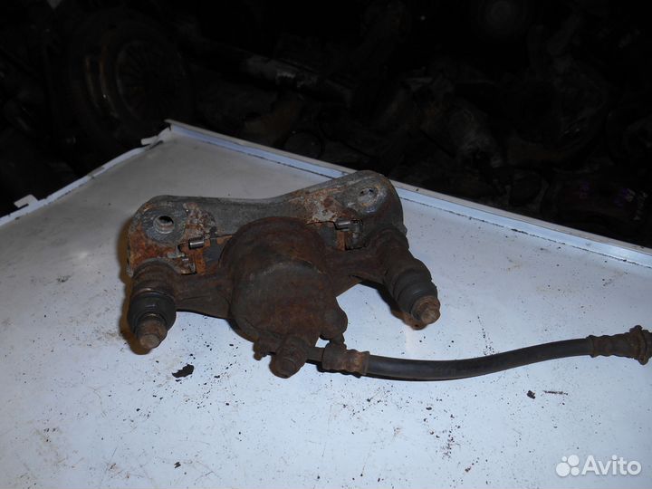 Передний левый суппорт Toyota Corolla E10 E100