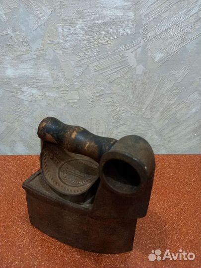 Старинный угольный утюг