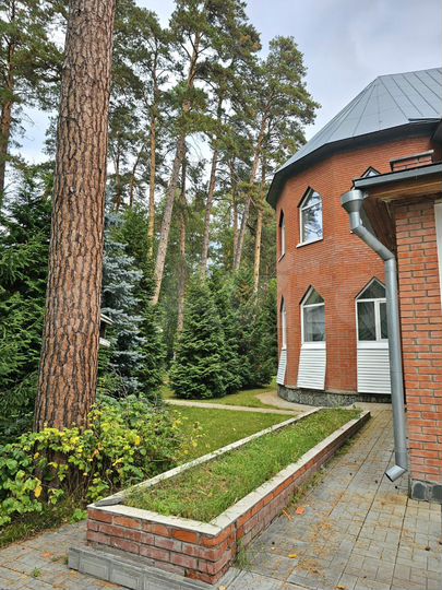 Коттедж 330 м² на участке 9 сот.