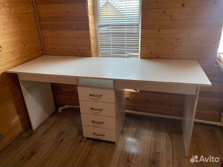 Парта для школьников. стол для учебы