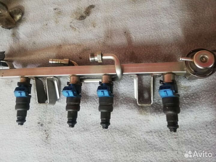 Форсунки и регулятор давления топлива