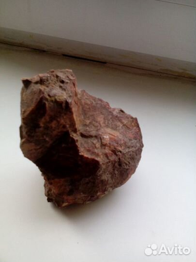 Яшма красная необработанная