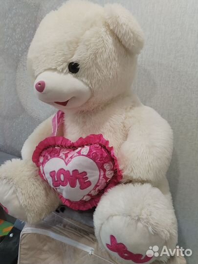 Большой плюшевый медведь
