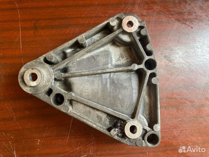 Кронштейн компрессора кондиционера Chevrolet Cruz