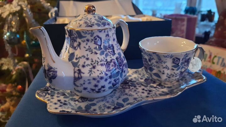 Чашка с чайником на подносе. Производство Англия